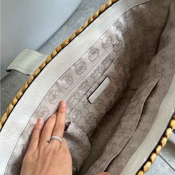 Michael kors. Summer bag.   Excellent condition - Picture 2 of 2